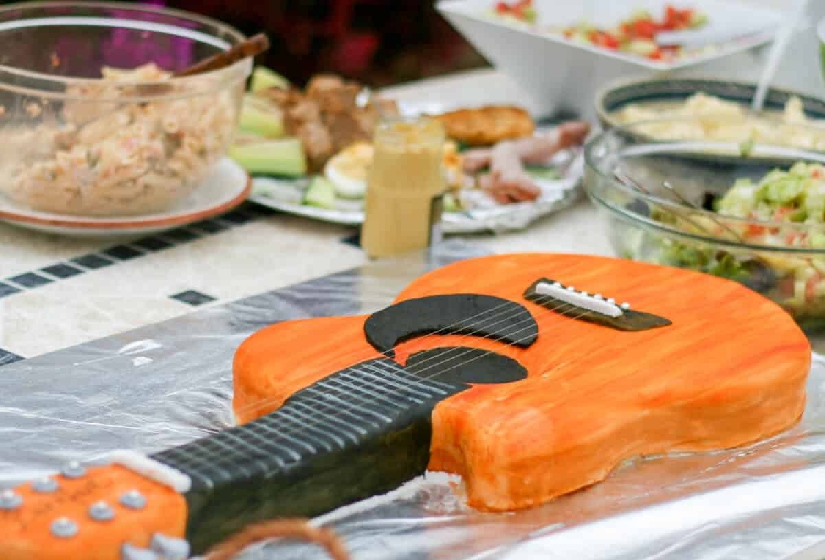 Cara Membuat Kue Gitar Dengan Fondant
